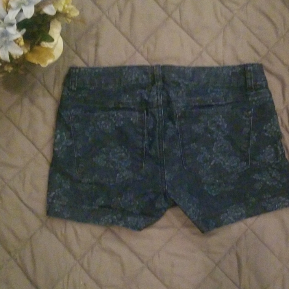 B4-DEX: SMALL; BLUE JEAN FLOWERED SHORTS WOMEN - Picture 2 of 3